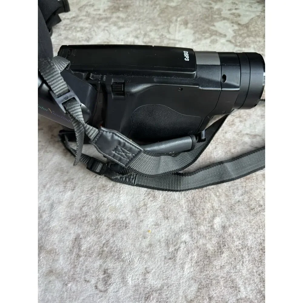 ProScan PRO598 8mm Camcorder 32X Zoom Battery Charger Remote Bag Powers On